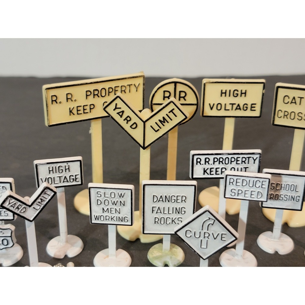 Vintage Ho Scale (16) Plastic Model‎ Railroad Signs Mixed Lot Model Train Set - Picture 2 of 5